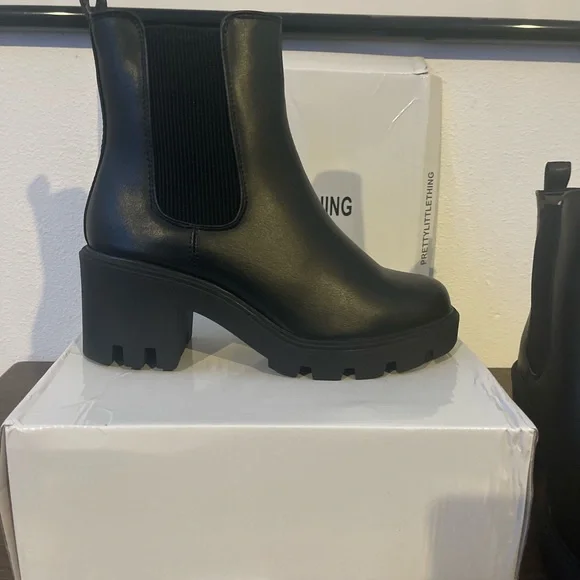 Black Wide Fit Chunky Chelsea Ankle Boots